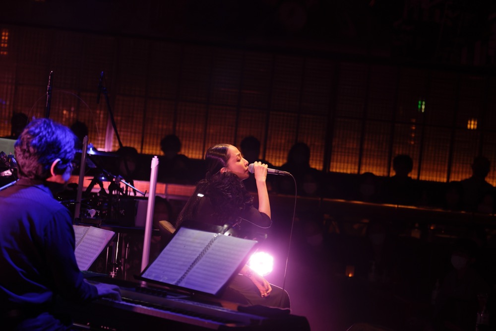 中島美嘉、初のブルーノート公演が大盛況！ 涙をにじませ「この場所で歌えたこと、絶対に忘れません」 - 画像一覧（8/17）