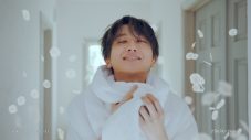 Nissy、彼女を抱き寄せ頭ポンポン。癒しの時間を描く胸キュンTVCMが完成 - 画像一覧（4/15）