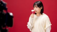 森七菜、渾身の「おもちのばし」を披露！ “雪見だいふく”新CM『おいしさの秘密』篇公開 - 画像一覧（8/12）
