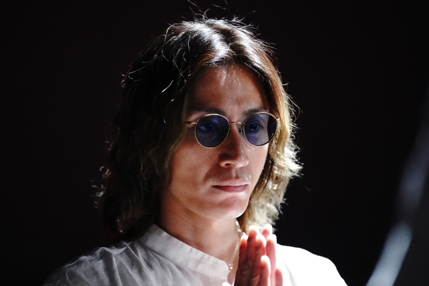 映画『嘘八百 なにわ夢の陣』より、関ジャニ∞・安田章大演じる“カリスマ波動アーティスト”TAIKOHの場面写真解禁 - 画像一覧（1/2）