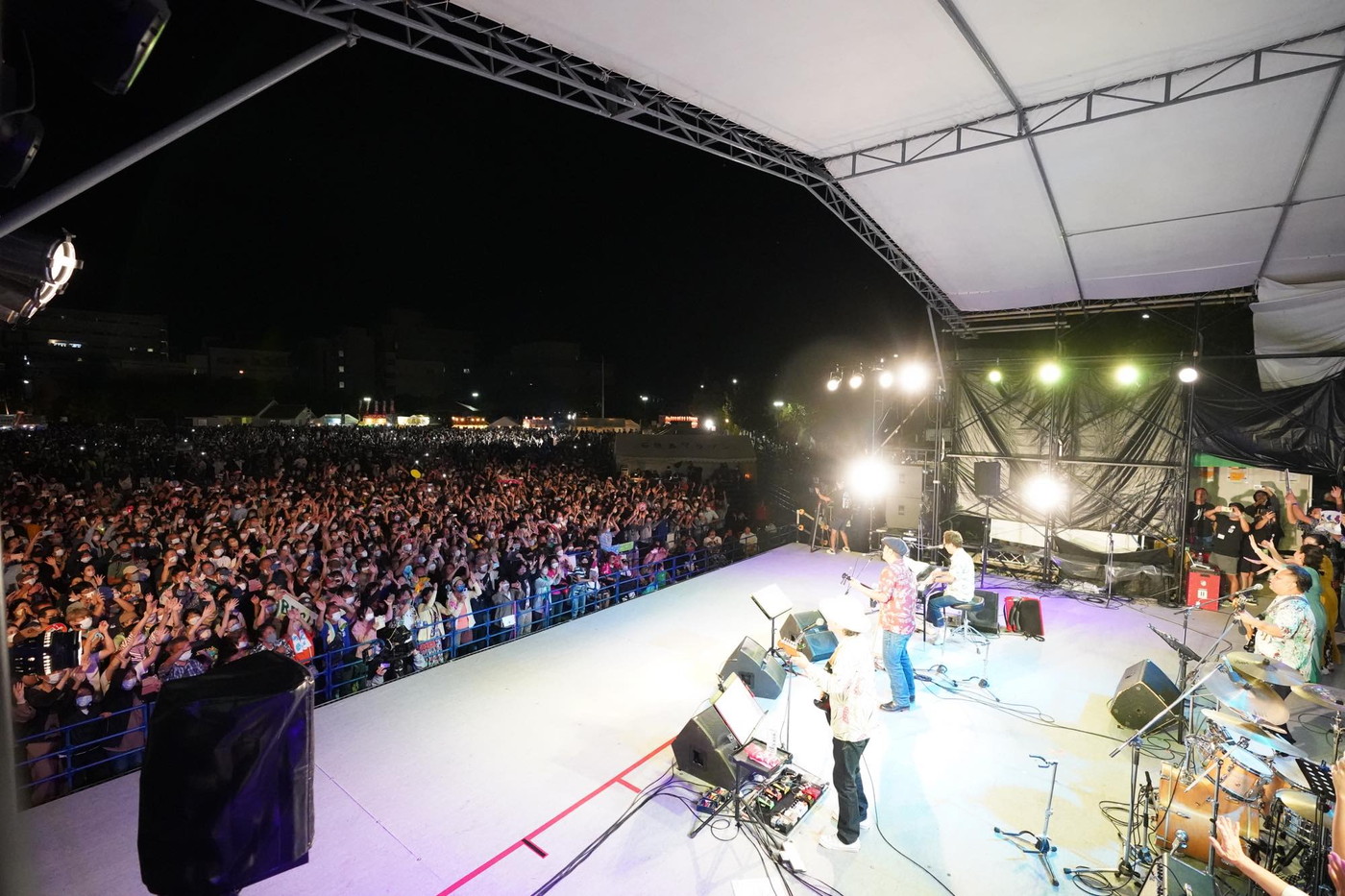 BEGIN、 歌への感謝を届ける3年ぶり野外開催の石垣島『うたの日コンサート』で8,000人が大合唱 - 画像一覧（2/11）