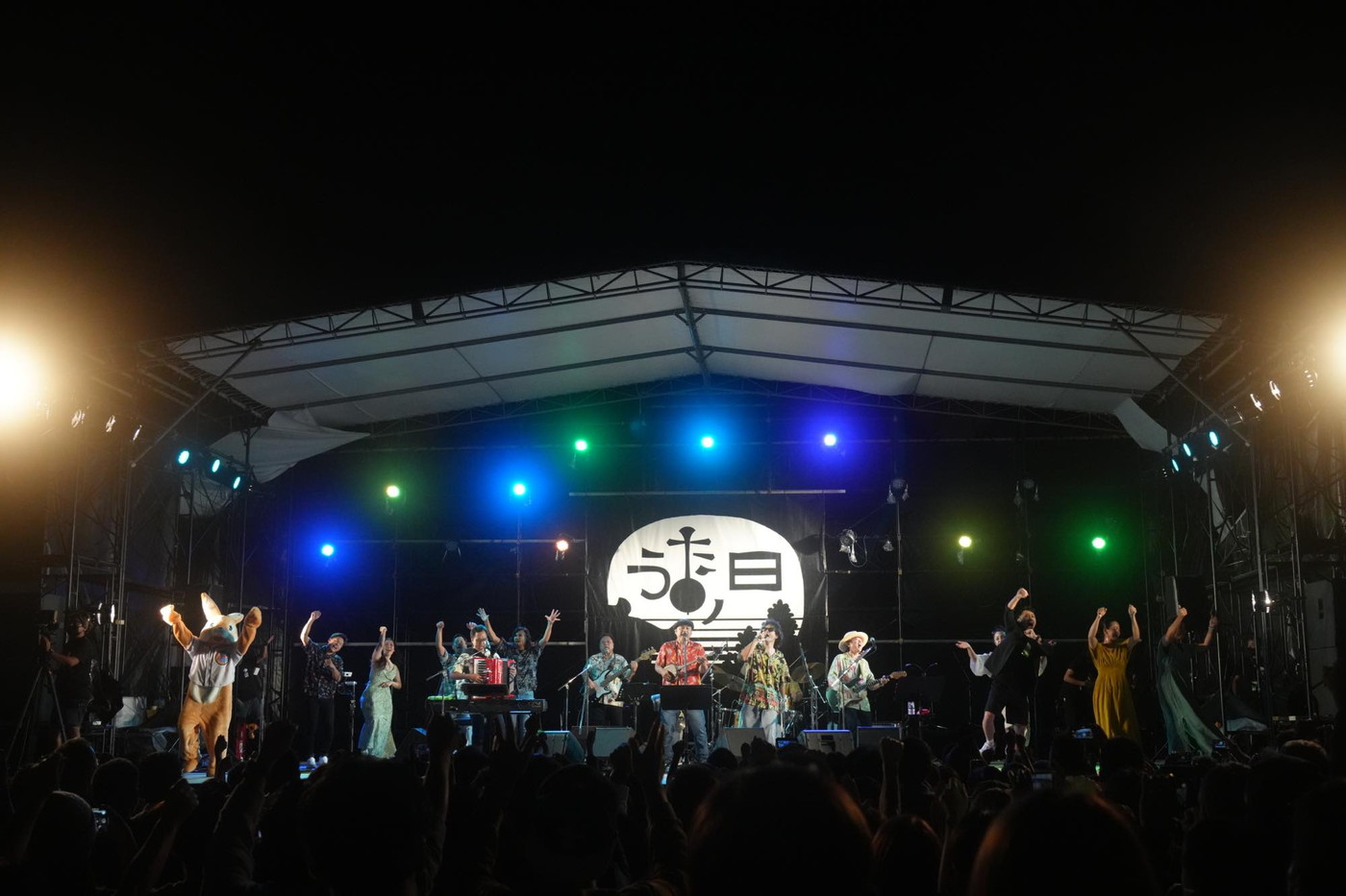 BEGIN、 歌への感謝を届ける3年ぶり野外開催の石垣島『うたの日コンサート』で8,000人が大合唱 - 画像一覧（1/11）