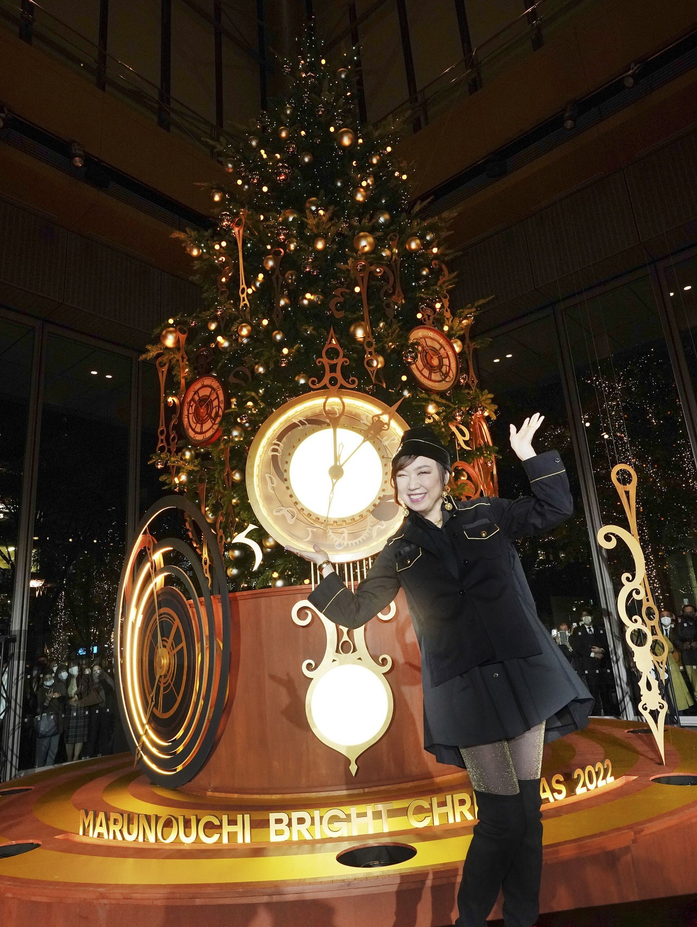 松任谷由実、東京・丸の内で開催された巨大クリスマスツリー点灯式に登場