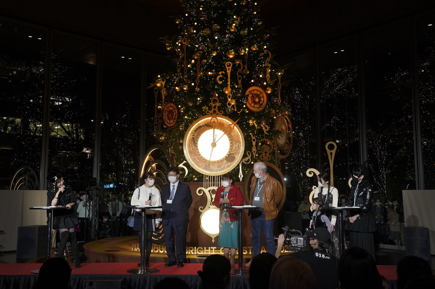 松任谷由実、東京・丸の内で開催された巨大クリスマスツリー点灯式に登場 - 画像一覧（2/4）