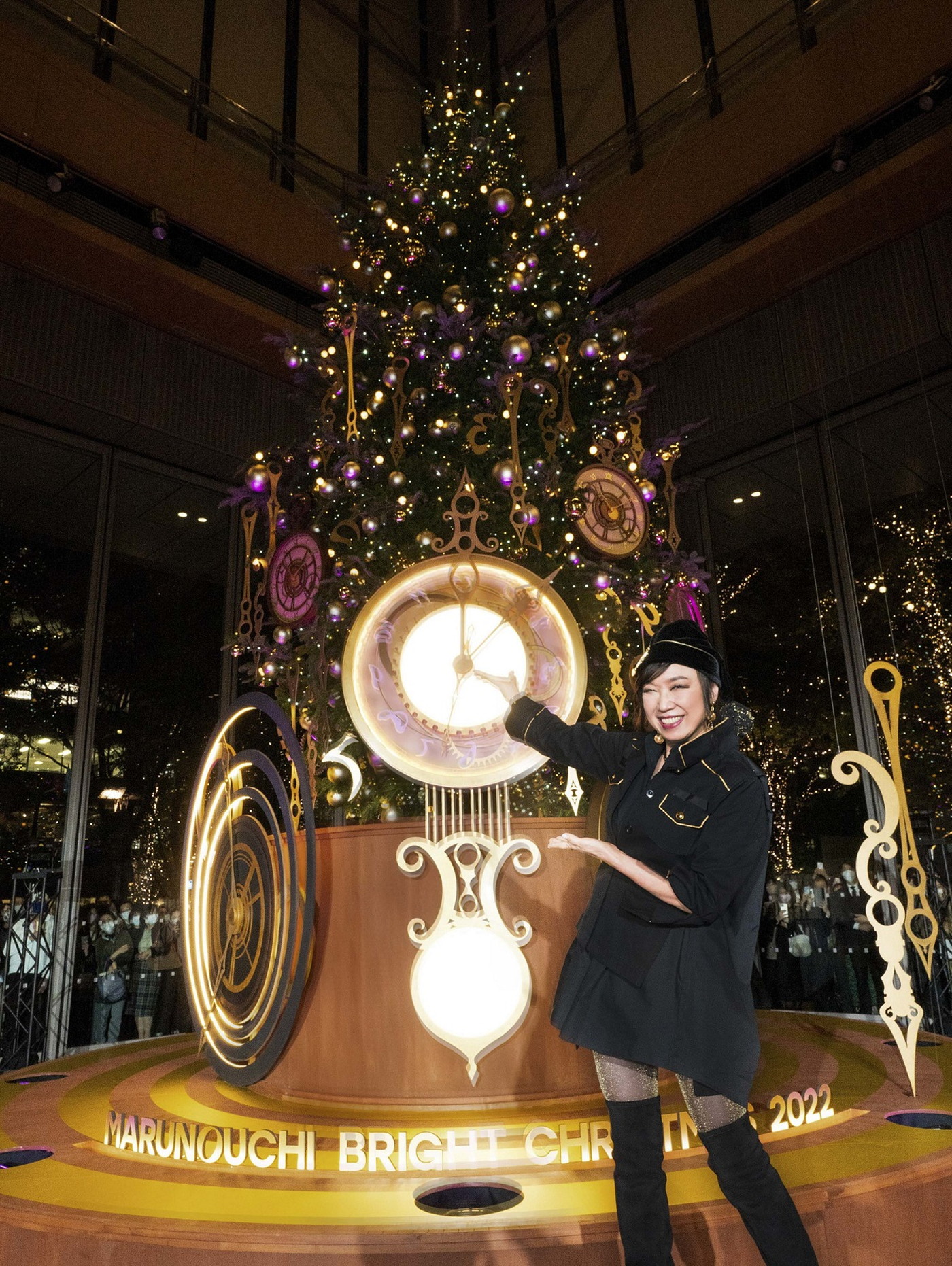 松任谷由実、東京・丸の内で開催された巨大クリスマスツリー点灯式に登場 - 画像一覧（1/4）