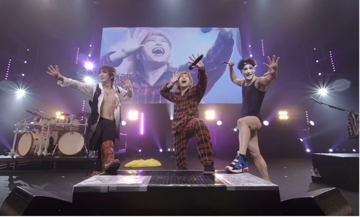 ゴールデンボンバー、ファンクラブ会員限定イベント『～金爆の夏、日本のケツ～』のVR配信を開始 - 画像一覧（3/4）