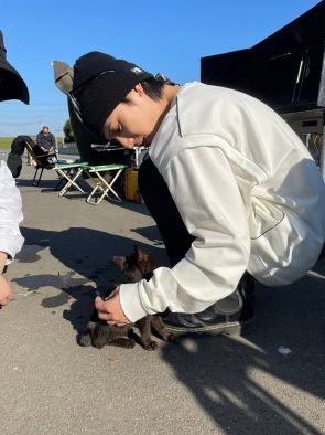 山田涼介、『親愛なる僕へ殺意をこめて』撮影現場での野良猫との2ショットにファン悶絶