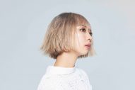 竹内アンナ、3ヵ月連続配信リリース最終楽曲「サヨナラ」でエレキギターの演奏を披露 - 画像一覧（1/2）