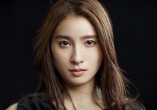 土屋太鳳、素顔が満載された2023年カレンダーセット予約販売スタート