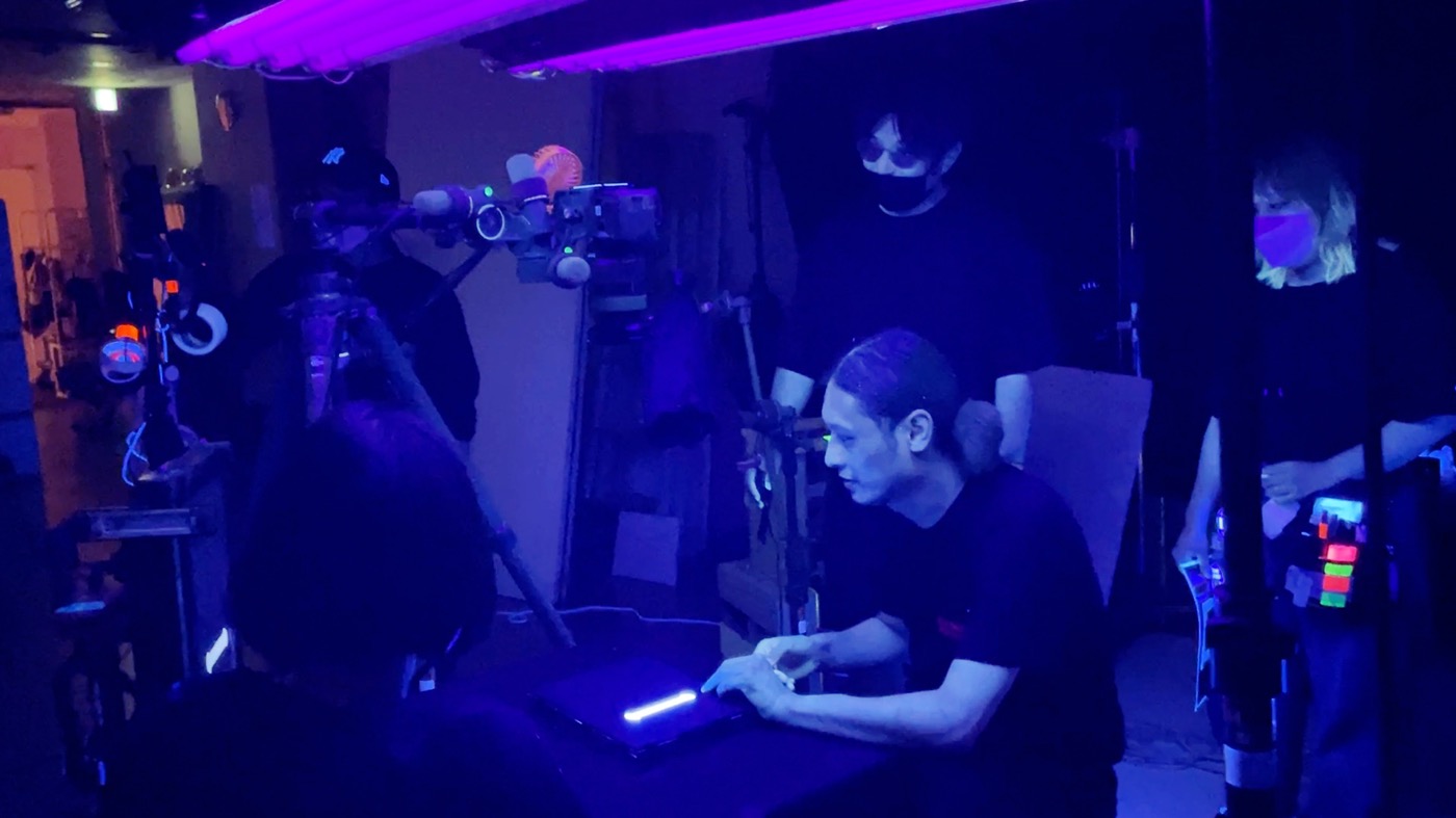 Vaundy、フォントのモリサワとのコラボによる新曲「置き手紙」MV公開！「今回のMVは文句なしに過去イチの密度」 - 画像一覧（14/25）