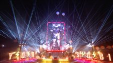 YOASOBI、実物大“動くガンダム”とコラボした「祝福」のライブ映像を公開 - 画像一覧（2/6）
