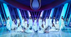 乃木坂46、選抜メンバー最新アーティスト写真を公開。後方には希望の道が続く演出も - 画像一覧（1/1）