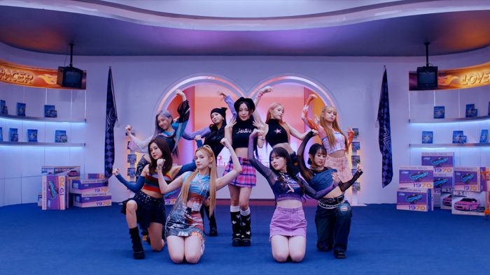 Kep1er日本3rdシングルタイトル曲 「Grand Prix」のMV公開！ メンバーが車に乗って恋の目的地である“LOVE GRAND PRIX”のステージへ