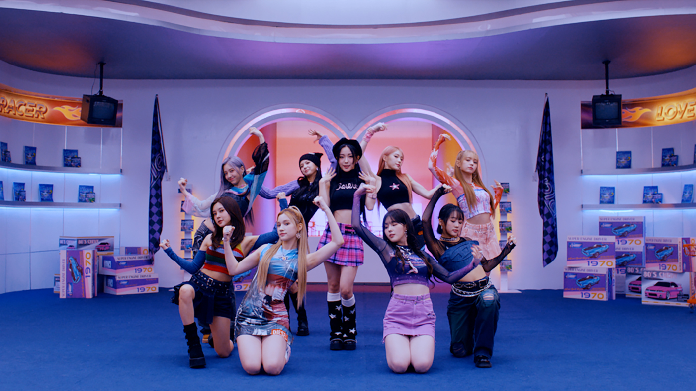 Kep1er日本3rdシングルタイトル曲 「Grand Prix」のMV公開！ メンバーが車に乗って恋の目的地である“LOVE GRAND PRIX”のステージへ