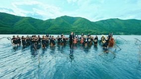 優里、湖の上でオーケストラと撮影した「ビリミリオン」「ベテルギウス」MVのダイジェスト映像公開