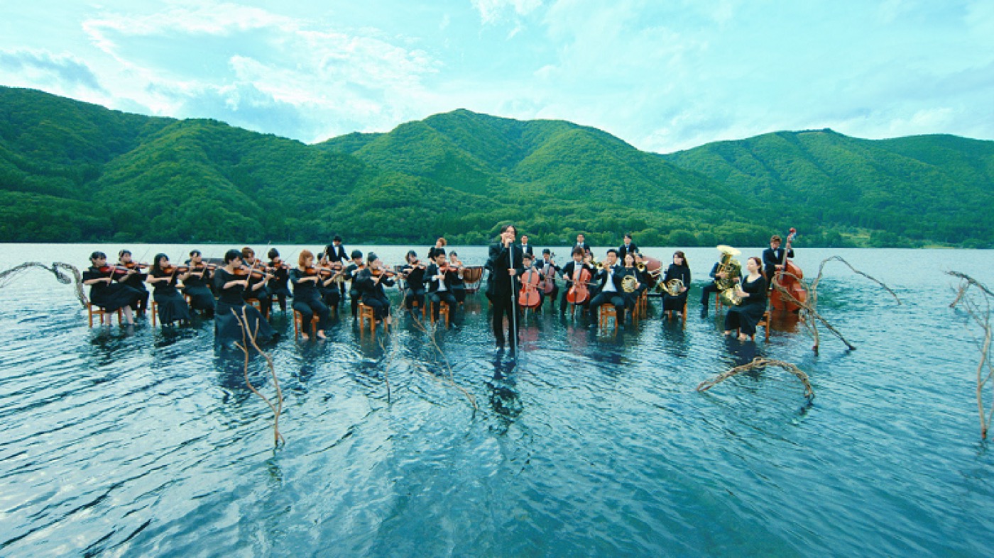 優里、湖の上でオーケストラと撮影した「ビリミリオン」「ベテルギウス」MVのダイジェスト映像公開 - 画像一覧（4/4）