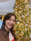 のん、光り輝くクリスマスツリーとの笑顔ショット公開！ 「11月のメリークリスマス」