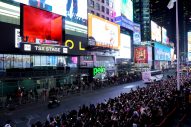 【ライブレポート】BTS JUNG KOOK、ニューヨーク・タイムズスクエアをゲリラ公演で揺らす - 画像一覧（4/6）