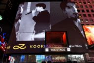 【ライブレポート】BTS JUNG KOOK、ニューヨーク・タイムズスクエアをゲリラ公演で揺らす - 画像一覧（2/6）