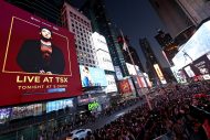 【ライブレポート】BTS JUNG KOOK、ニューヨーク・タイムズスクエアをゲリラ公演で揺らす - 画像一覧（1/6）