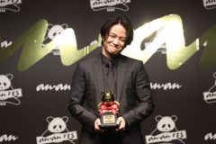 【レポート】菊池風磨（Sexy Zone）が「anan AWARD 2023」で大賞を受賞！「⾦のパンダは重いですね」