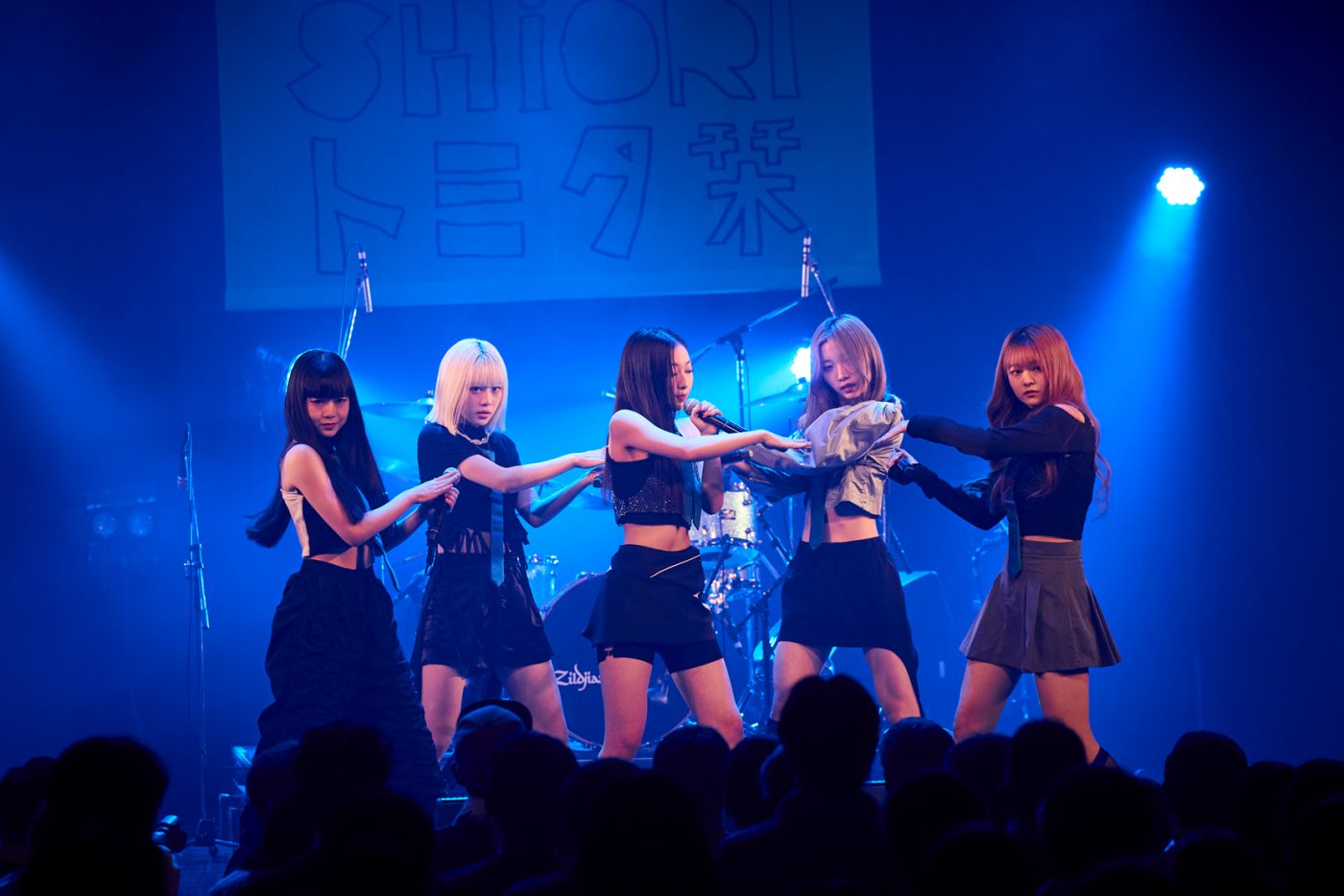 【SMA50th】トミタ栞がMCも務めた『トミタイバン Vol.5』。ELSEE、コアラモード.、足立佳奈、末吉9太郎とジャンルレスな対バンイベントをレポート - 画像一覧（1/13）