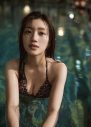 日向坂46佐々木美玲1st写真集『陽射しのパレード』より、夜のプールで泳ぐ水着カットが解禁 - 画像一覧（2/5）