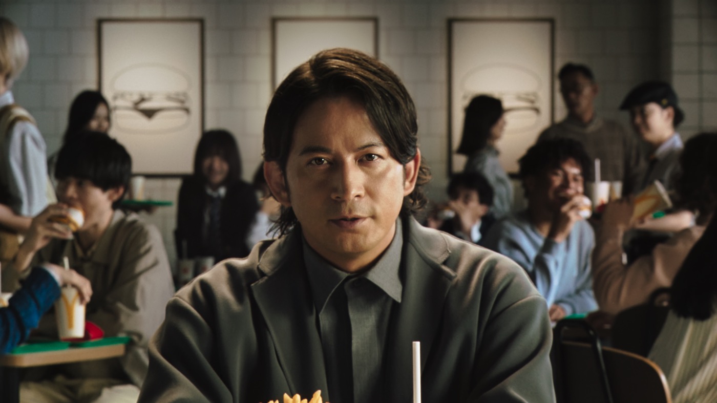 岡田准一がワンカットでダブチ愛を表現！マクドナルド新TVCM『はじめのダブチ』篇公開 - 画像一覧（2/11）