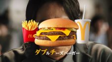 岡田准一がワンカットでダブチ愛を表現！マクドナルド新TVCM『はじめのダブチ』篇公開 - 画像一覧（5/11）