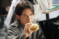 岡田准一がワンカットでダブチ愛を表現！マクドナルド新TVCM『はじめのダブチ』篇公開 - 画像一覧（8/11）