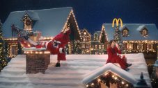 広瀬すず×山下智久が屋根の上で「メリーいちごクリスマス！」マクドナルド新TVCM公開 - 画像一覧（6/23）