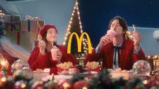 広瀬すず×山下智久が屋根の上で「メリーいちごクリスマス！」マクドナルド新TVCM公開 - 画像一覧（14/23）