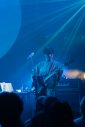 【SMA50th】krageとAnonymouzによるツーマンライブ『deep ocean』。“夜の海が似合うふたり”の一夜限りの特別な音世界をレポート - 画像一覧（4/10）
