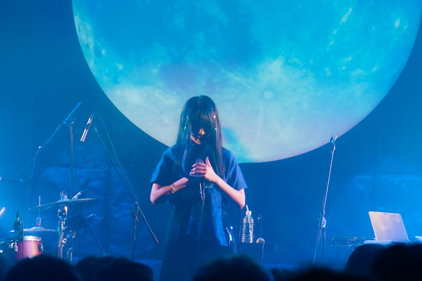 【SMA50th】krageとAnonymouzによるツーマンライブ『deep ocean』。“夜の海が似合うふたり”の一夜限りの特別な音世界をレポート - 画像一覧（7/10）