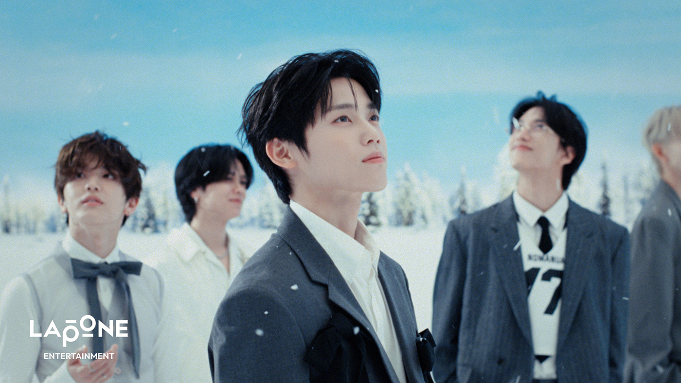 INI、初ウィンターソング「Present」のストーリー仕立てのMV公開！舞台はクリスマスが失われた街