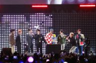 BTS、米『2021ジングルボールツアー』でオープニングを飾る！  「Butter」「Dynamite」を熱唱 - 画像一覧（2/3）