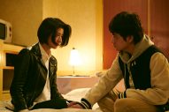 北村匠海と黒島結菜がベッドで見つめ合う。映画『明け方の若者たち』新場面写真が解禁 - 画像一覧（1/4）