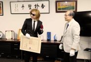 YOSHIKI、紺綬褒章受章式にて紺綬（メダル）を授与される！「栄誉な章をいただき大変光栄に思います」 - 画像一覧（7/8）