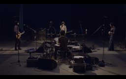 BUMP OF CHICKEN、11月に配信した『Silver Jubilee』より「アカシア」スタジオライブ映像公開