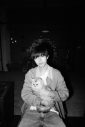 永瀬廉（King & Prince）が猫を抱く親密ショットが映画『真夜中乙女戦争』公式パンフレット表紙に起用 - 画像一覧（4/5）