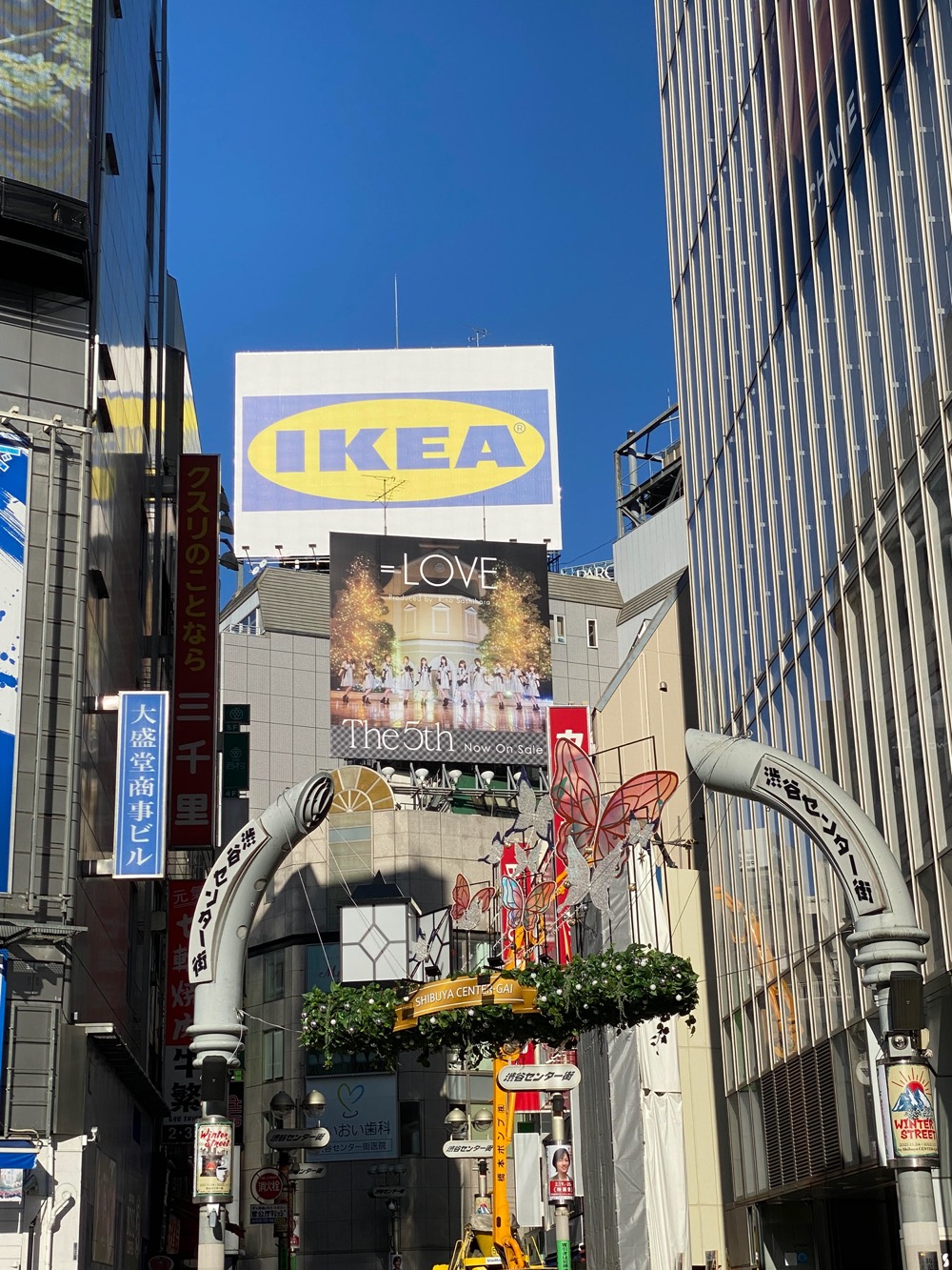 渋谷の街が、＝LOVE（イコールラブ）一色に！ 巨大看板＆オリジナル巨大クリスマスツリーが登場 - 画像一覧（9/11）