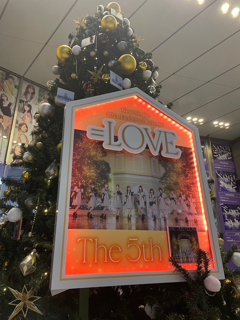 渋谷の街が、＝LOVE（イコールラブ）一色に！ 巨大看板＆オリジナル巨大クリスマスツリーが登場 - 画像一覧（7/11）
