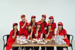 Girls2×ピザーラによるコラボキャンペーンが始動！ キャンペーンソングは新曲「人人人生紹介ソング」に決定