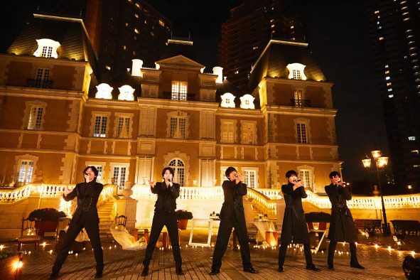 M!LK、美しいイルミネーションをバックに新曲「STARS」を初パフォーマンス