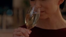 稲垣吾郎がお茶目に「ノンノン、ノンアル」。“ノンアルでワインの休日”の新TVCM公開 - 画像一覧（12/13）