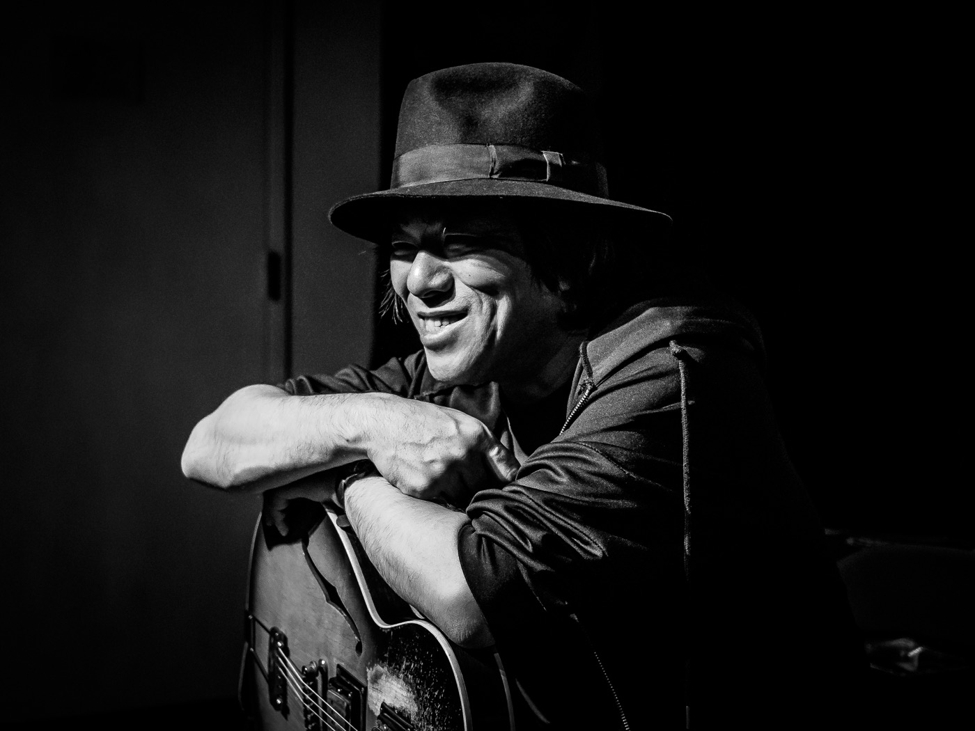 ドラマ『エルピス』主題歌「Mirage」、9話EDでドラマの劇伴を担当する大友良英をフィーチャリングしたバージョンがOA