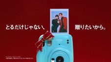 広瀬すず＆横浜流星出演、INSTAX“チェキ”TVCM『ワクワククリスマス』篇放映スタート！ 音楽は緑黄色社会 - 画像一覧（2/5）