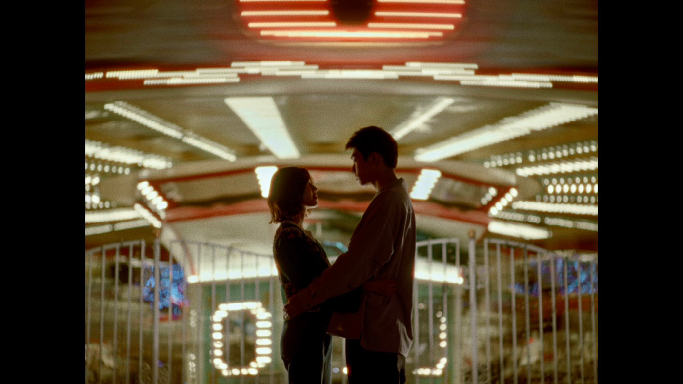 女優の白石聖とモデルのシエルが出演！ YOAKE、クリスマスムードたっぷりな「サムネ」MV公開