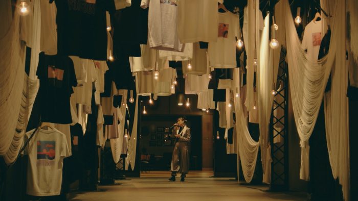 YOASOBI、ユニクロ「UT」とコラボした配信ライブ『SING YOUR WORLD』より「たぶん」のライブ映像公開