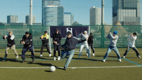 SKY-HI、サッカーコートで「Happy Boss Day」のアグレッシブかつパワフルなダンスパフォーマンスを披露